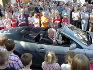 Pfarrer Franz Heitmann wurde 2005 mit einem großen Fest mit einer Limousine in den wohlverdienten Ruhestand gefahren