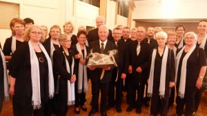 Der Kirchenchor gratuliert Pfr. Heitmann