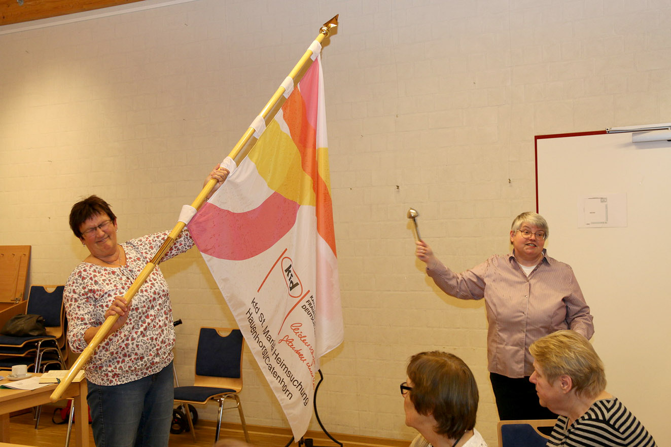 Pastoralreferentin Irene Kaiser segnete die Fahne