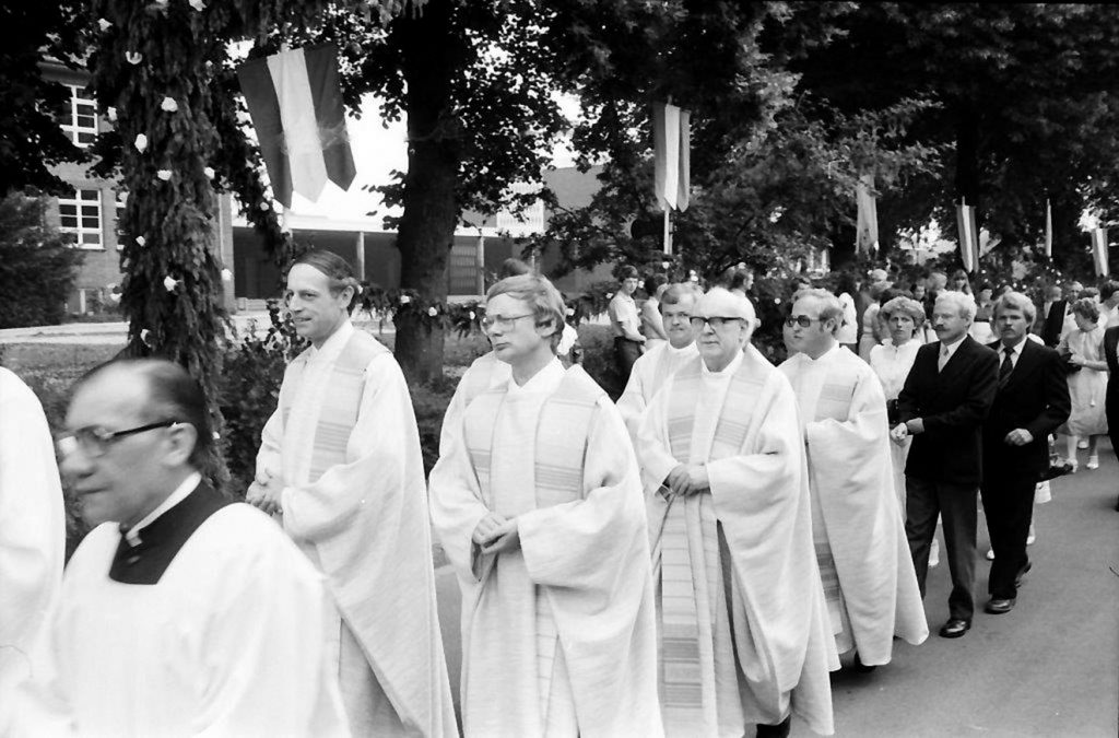 Neupriester Rudolf Büscher mit Priestern