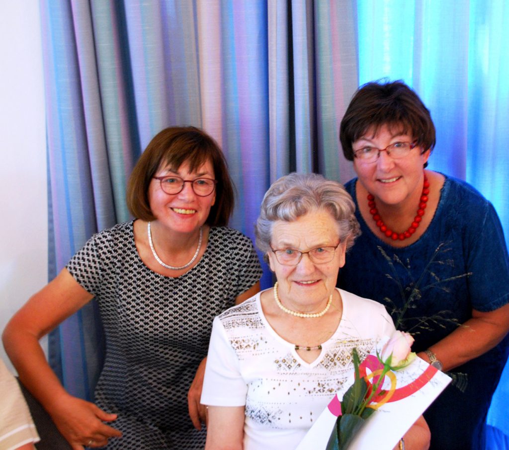 Beate Kamp (l) und Ute Storm (r.) ehrten Theresia Büscher für 60-jährige Mitgliedschaft und Treue