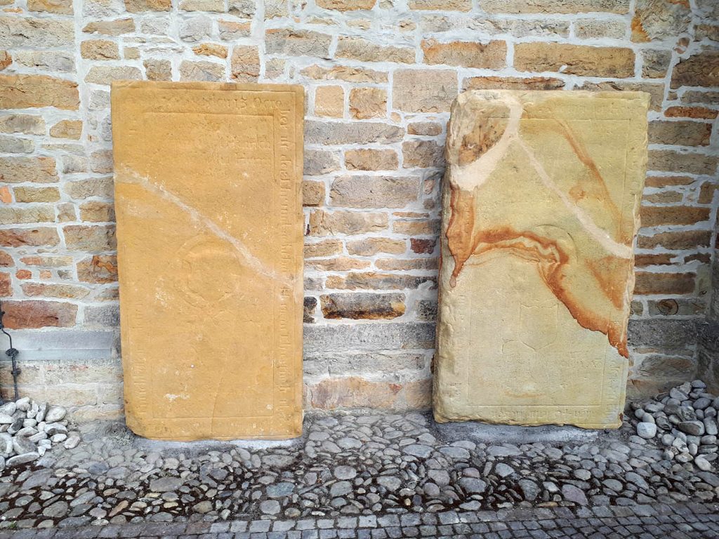 Die beiden gesäuberten und überarbeiteten Grabplatten an der Kirchwand