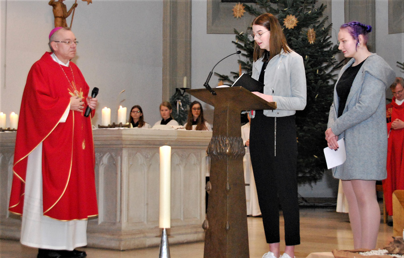 Mara Winter und Leonie Breulmann begrüßten Weihbischof Hegge