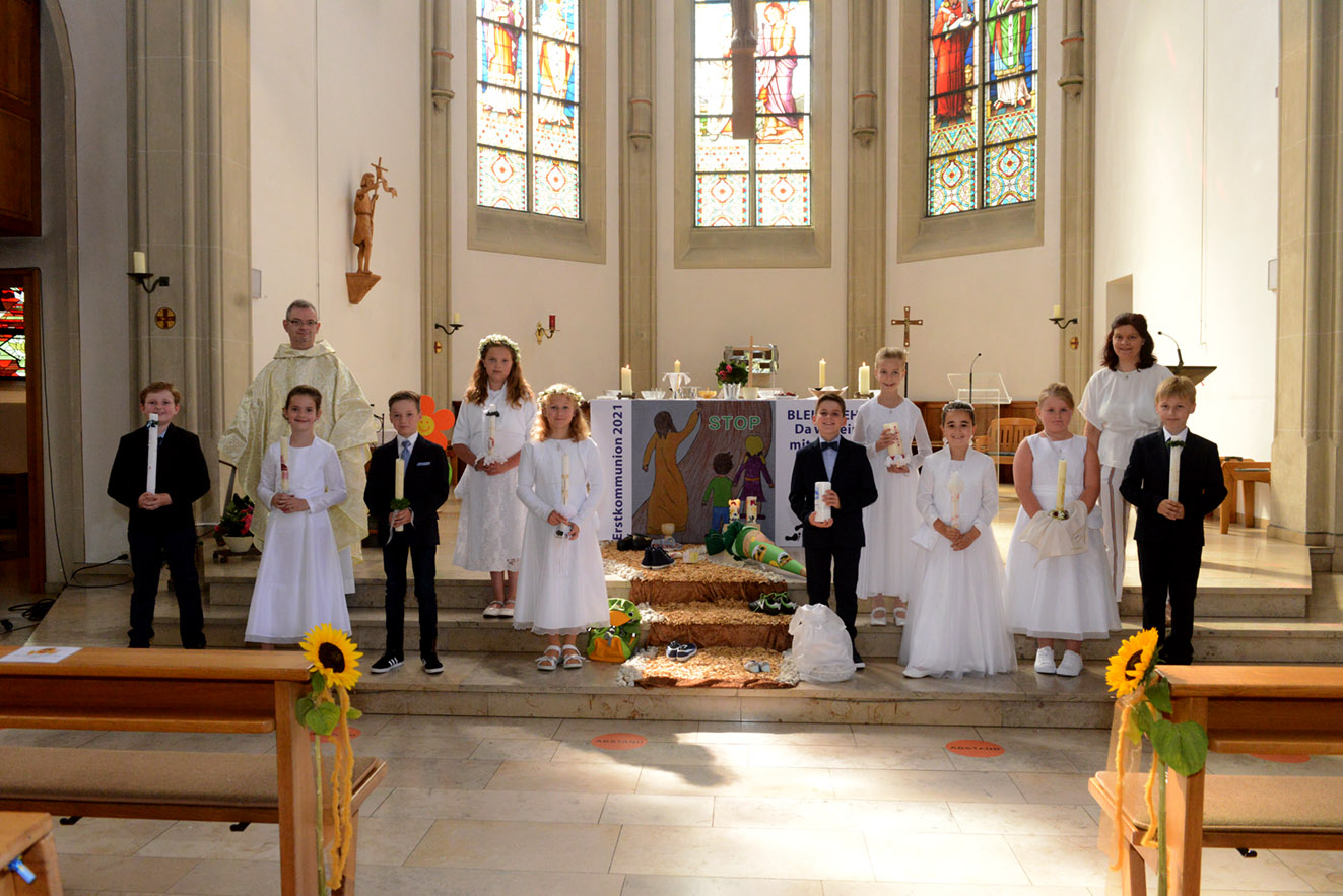 Die zehn Erstkommunionkinder aus Elte mit Pfarrer Thomas Hüwe und Pastoralreferentin Andrea Hotopp