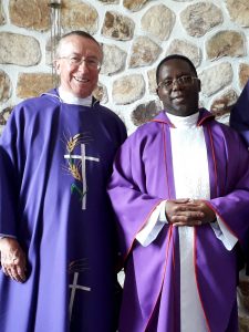 Freunde fürs Leben: „Papa Felix“ Schnetgöke mit seinem Freund aus Ruanda, der Priester Dr. Cyprian Dukuzumuremyi