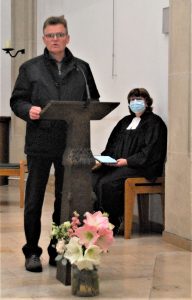 Klaus Kattenbeck und Pfarrerin Britta Meyhoff gestalteten die Gedenkfeier zum Volkstrauertag in der Pfarrkirche