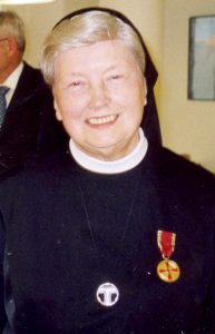 Schwester Coronata bei der Verleihung des BVK 2008