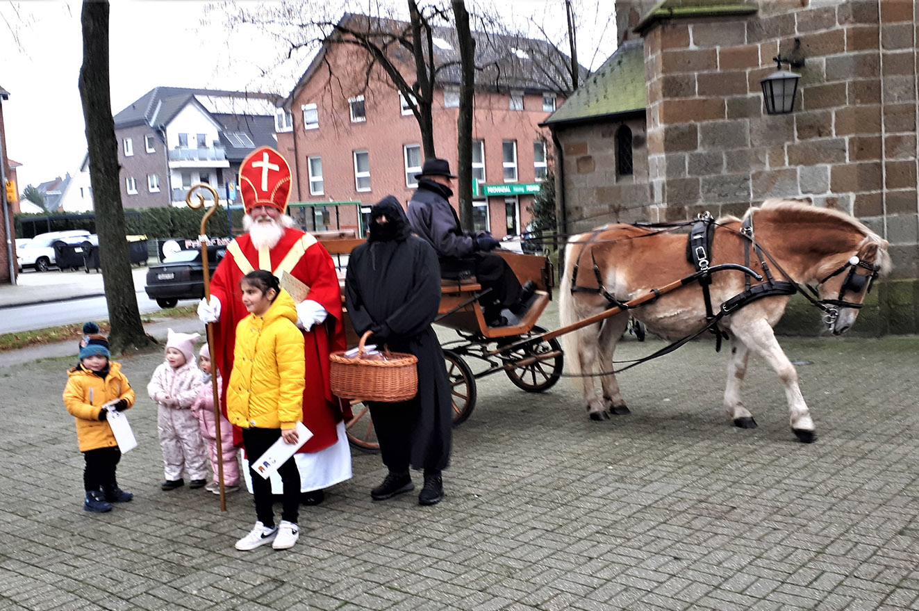 Der Nikolaus zieht durch das Dorf Mesum