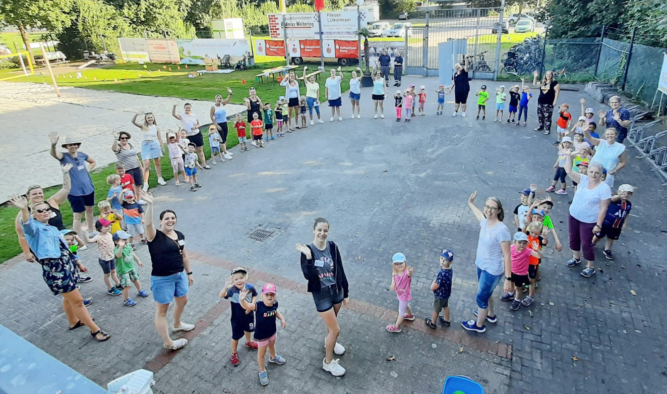 Morgendliche Runde zur Begrüßung und Eröffnung des Kindersportfestes und zum Warmmachen vor den Übungen (Foto: Privat)